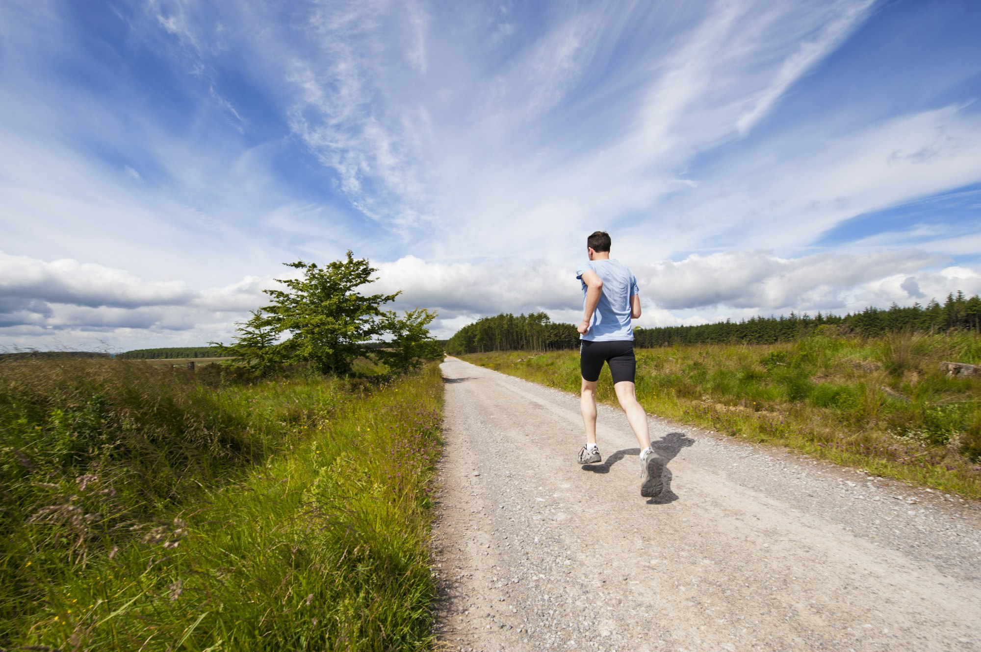 Cycliste sur route, longue distance